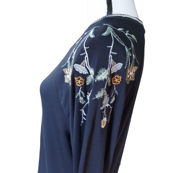 Rose + Olive Top Stretch Knit Embroidered Raglan Sleeve Navy Blue Large NWOT - Picture 3 of 8